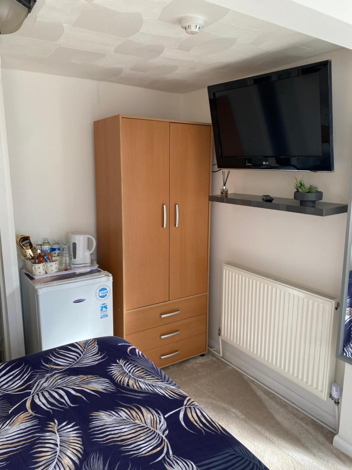 The Hideaway!! Ground Floor Free Parking Apartment